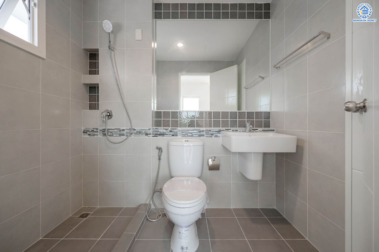 บ้านมือสองตกแต่งใหม่ จากแบรนด์Sansiri โครงการ คณาสิริ วัดพระเงิน หลังมุม ตกแต่งสไตล์โมเดิร์น เนื้อที่ 55.7 ตร.ว. ฟังก์ชัน 3 ห้องนอน 2 ห้องน้ำ 1 ห้องอเนกประสงค์ จอดรถได้ 2 คัน บนทำเลเดินทางสะดวก ใกล้รถไฟฟ้าสายสีม่วง "สถานีตลาดบางใหญ่" จุดขึ้นทางด่วน "ศรีรัช" และเซ็นทรัลเวสต์เกต